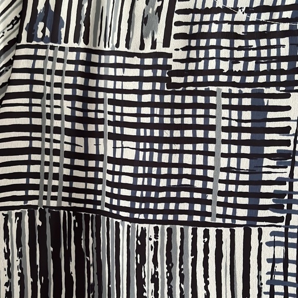 Kathy Che short sleeved 100% polyester so it feels silky blouse. Size Medium - Picture 2 of 7